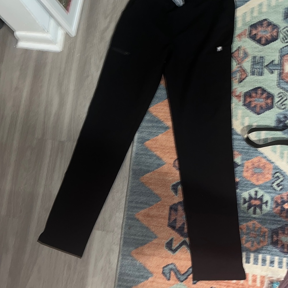 Figs scrubs, small, black